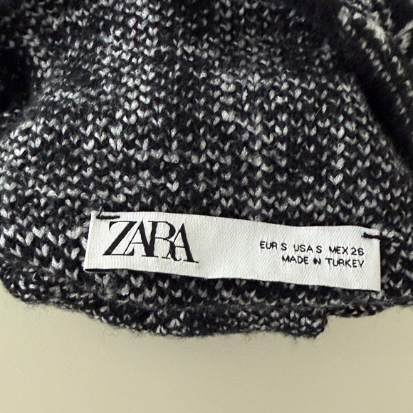 Zara Monochrome Geometric Turtleneck Sweater - Picture 3 of 4